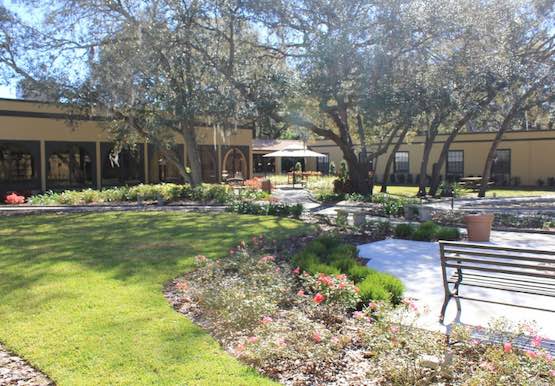 Opis Fairway Oaks Center | Retirement Living