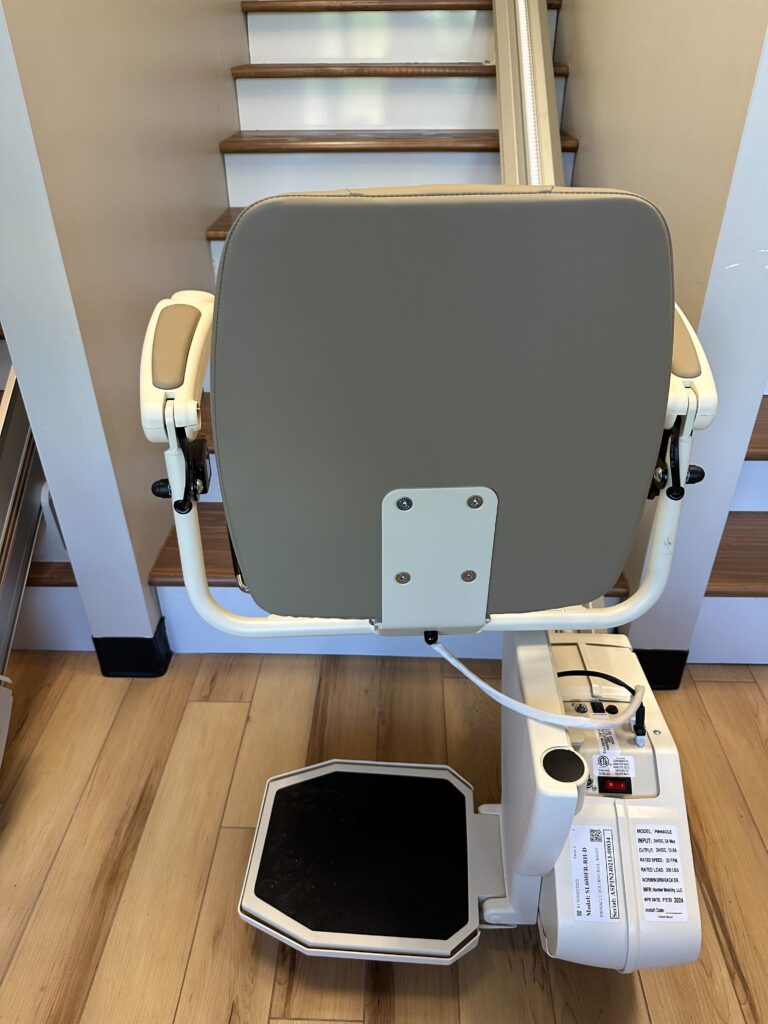 Using a manual lever, the rider can swivel the chair 90 degrees to make exiting the chair easier. This angle also helps block the stair case during the transitions, reducing fall risk.