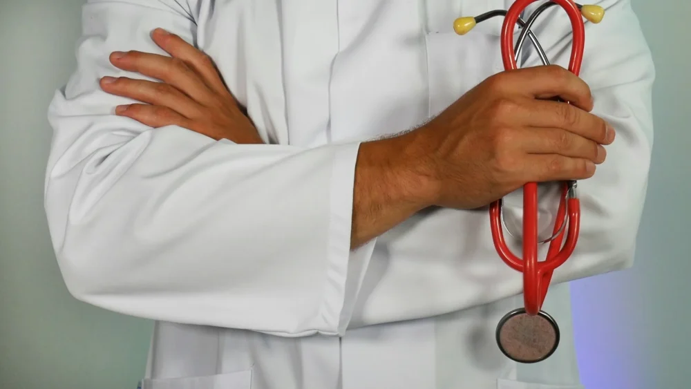 doctor crossing his arms and holding a stethoscope: Photo by Online Marketing on Unsplash