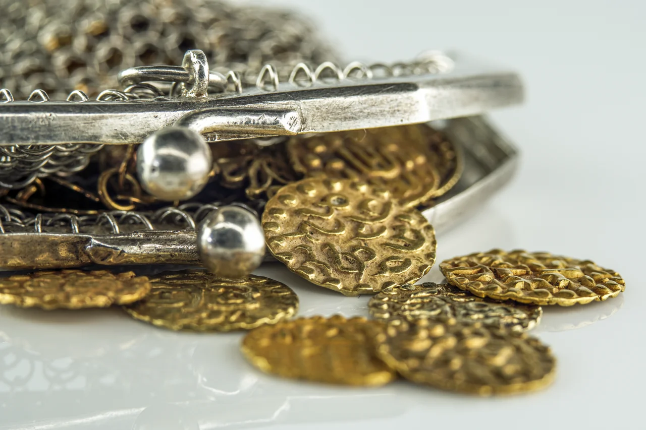 antique-metal-mesh-purse-with-golden-coins